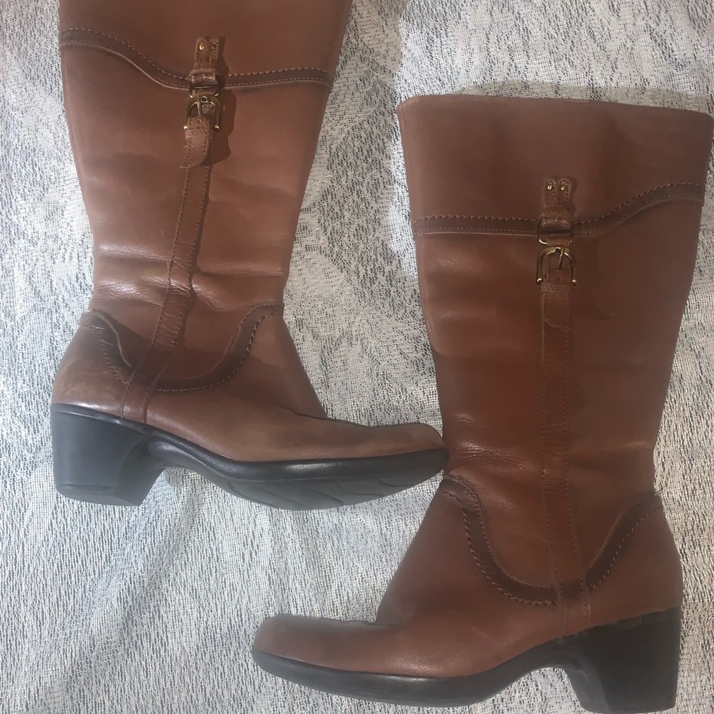 Clarks women brown leather knee high boots, side buckle and zipper on back SZ 7